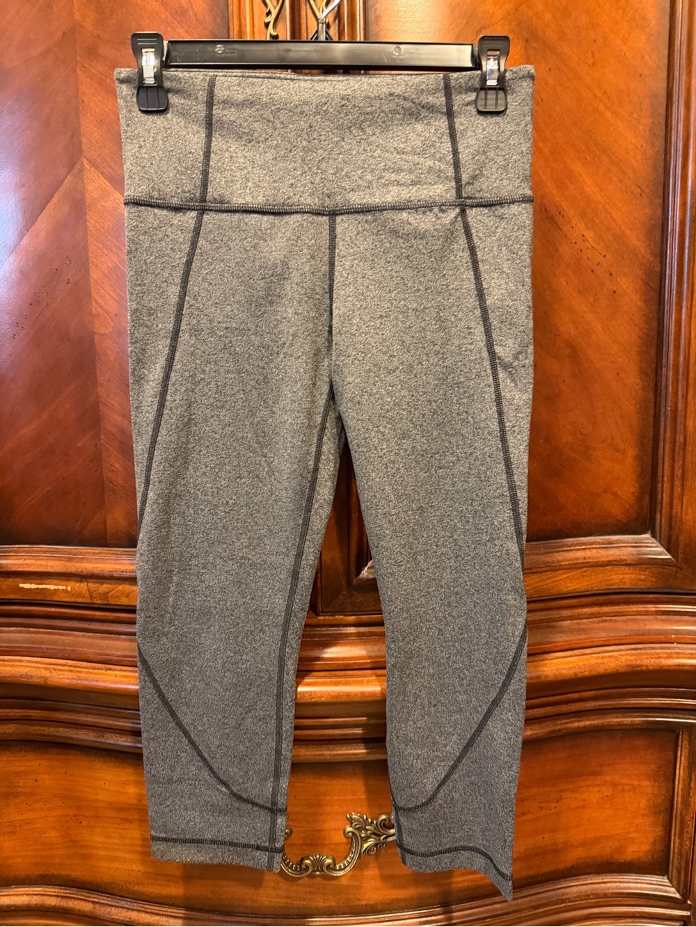 NEW! Athleta Heather Charcoal Performance Capris size small
